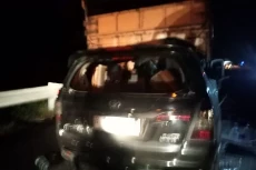 Innova Tabrak Truk Fuso...