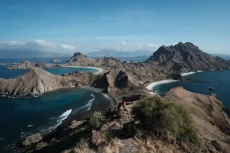 Labuan Bajo Naik Daun,...
