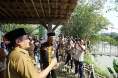 Bangun Jembatan Indiana...