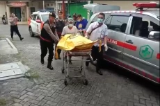 Terpeleset di Tebing,...