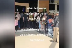 Viral Video Antrean...
