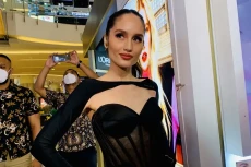 Cinta Laura Emban Tugas...