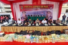 Polres Jakbar Musnahkan...