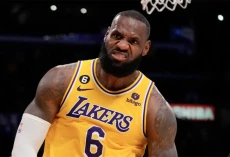 LeBron James Pertimbangkan...