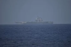 Kapal Induk China Lintasi...
