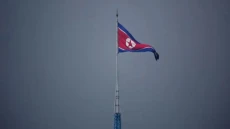Korea Utara Luncurkan...