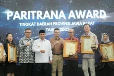 Serahkan Penghargaan...