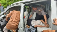 Minibus Tabrak Truk,...