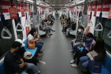 MRT Jakarta Angkut 2,3...