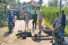 Jalan Utama Ambles,...