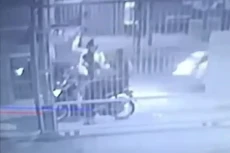Berhenti di Pinggir...