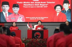 Megawati Teteskan Air...
