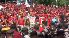 Ribuan Pasukan Merah...