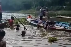 Bermain Rakit di Waduk...