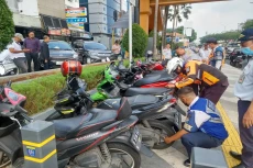 Parkir di Bahu Jalan...