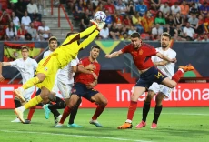 Hancurkan Italia, Spanyol...