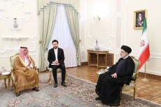 Bertemu Menlu Arab Saudi,...