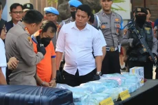 Selundupkan 28 Kg Sabu,...