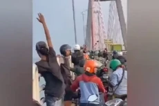 Gempar! Di Hadapan Istri,...