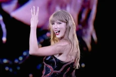 Taylor Swift Dilempar...