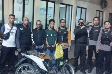 Nekat Gergaji Rel Kereta...