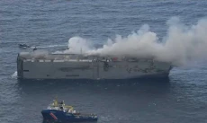 Kapal Kargo yang Terbakar...
