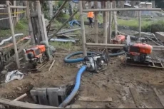 8 Penambang Emas Terjebak...