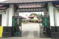 Ingin Tahu Isi Rumah...