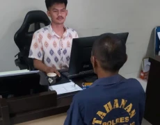 Apes! Jatuh dari Atap...