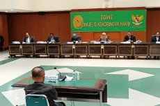 MKH Pecat Hakim Penerima...