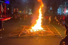 Massa Buruh Ogah Pulang,...