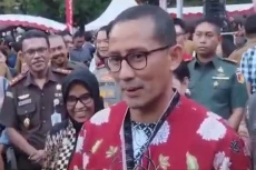 Kenakan Batik Merah...