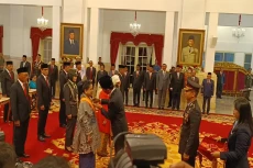 Jokowi Anugerahkan Tanda...
