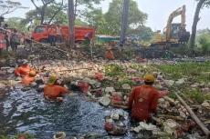 Sumbat Saluran Irigasi,...