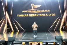 Erick Thohir Terima...