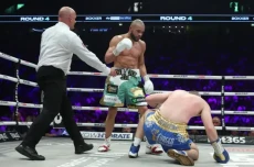 Menang TKO, Chris Eubank...