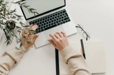 5 Perbedaan Laptop dan...
