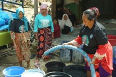 Kowarteg Ganjar Salurkan...