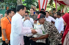 Jokowi Berikan Bantuan...