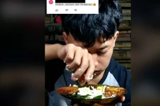 Viral! Pria Ini Nangis...