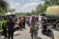 Tabrakan Maut Truk Tangki...