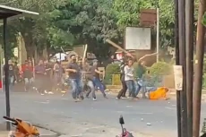 Kronologis Bentrok Antarormas...