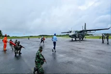 TNI AU Turunkan Paksa...