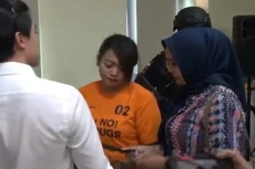 Wanita Muda Selundupkan...