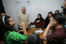 Ganjar Pranowo Beri...