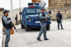 Kosovo Tuntut Serbia...