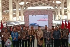 Resmikan Kereta Cepat...