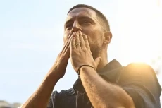 Eden Hazard Resmi Gantung...