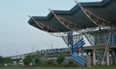 Terbang ke Bali Melalui...