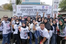 Ribuan Buruh Kenakan...